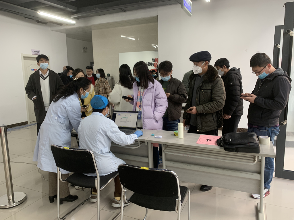 KS体育微电组织开展疫苗加强针的接种工作