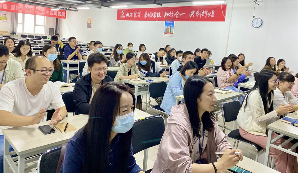 KS体育微电第一期英语培训班正式开课