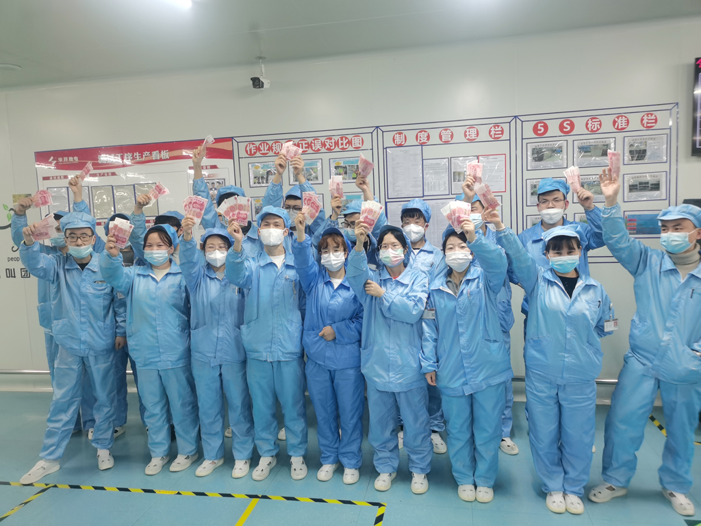 KS体育微电经营班子为员工发放“开年红包”
