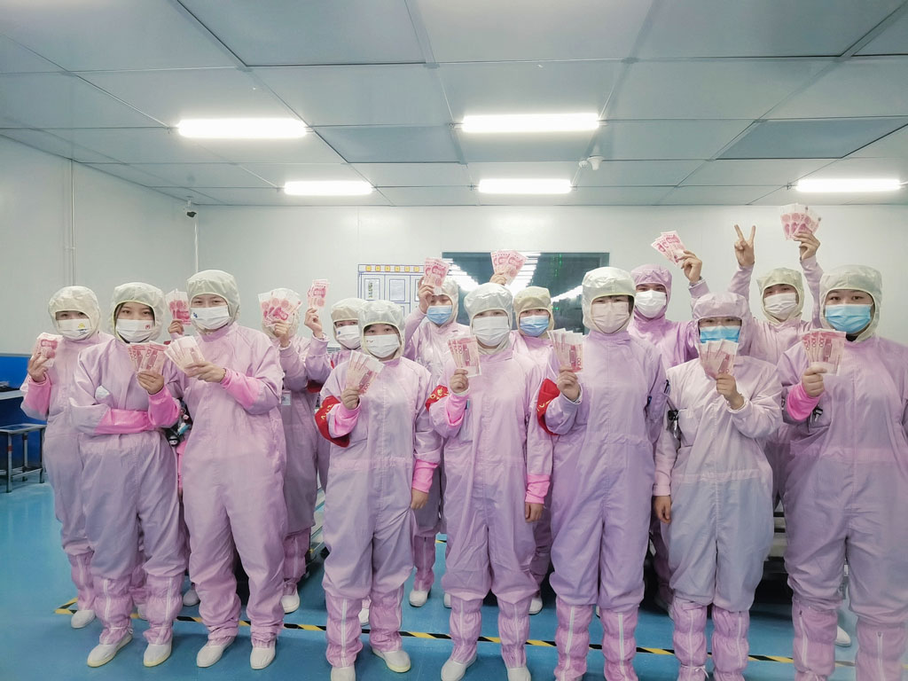 KS体育微电经营班子为员工发放“开年红包”