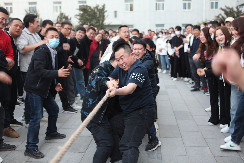 KS体育微电举办迎“五一”员工拔河比赛